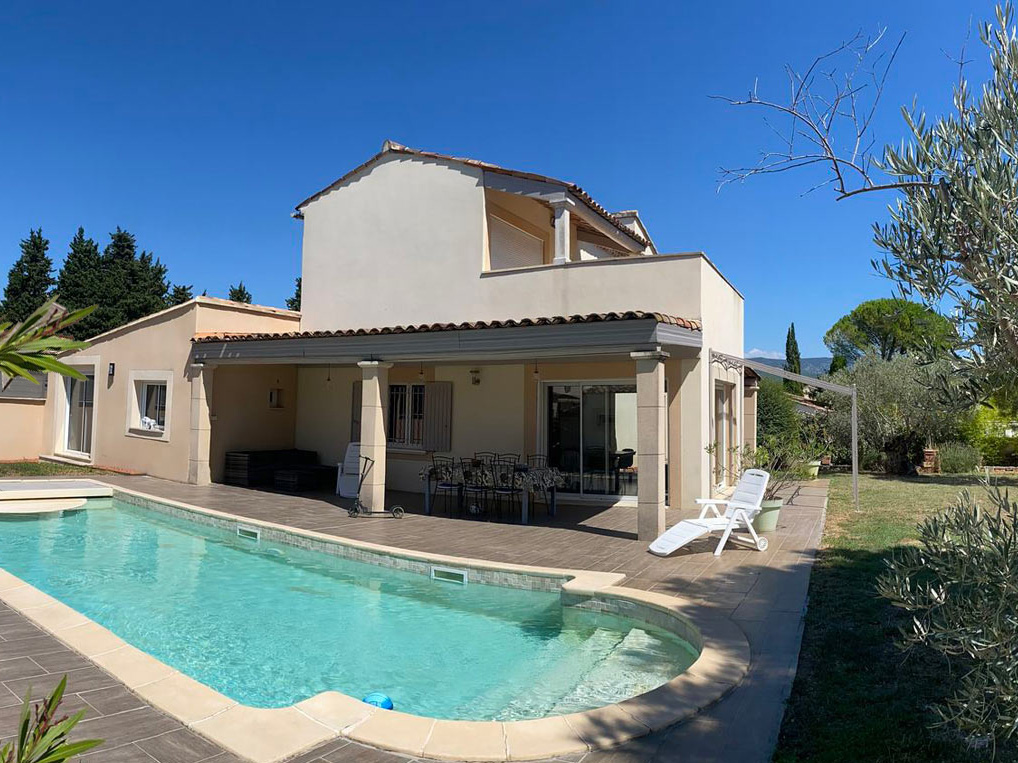 Piscine et villa — olivier et Luberon