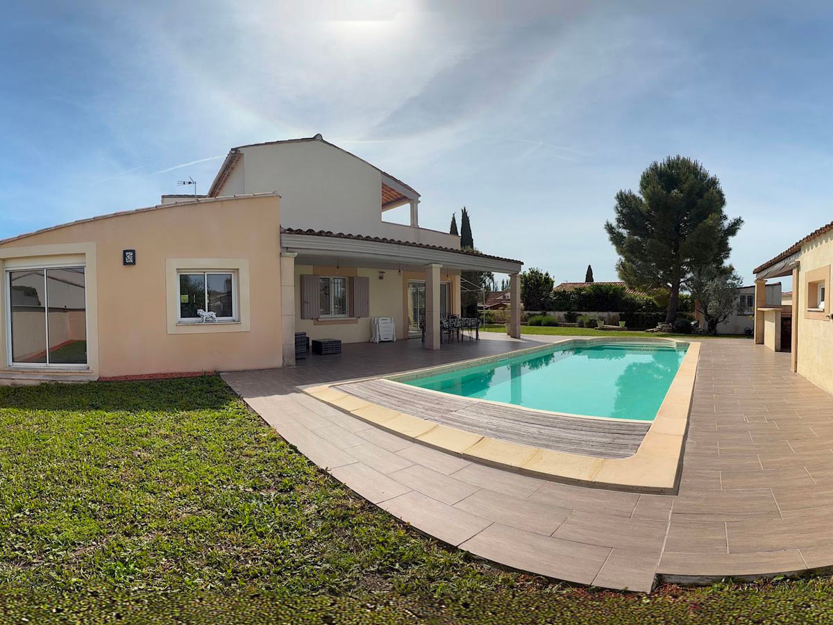 Piscine — vue arrière panoramique