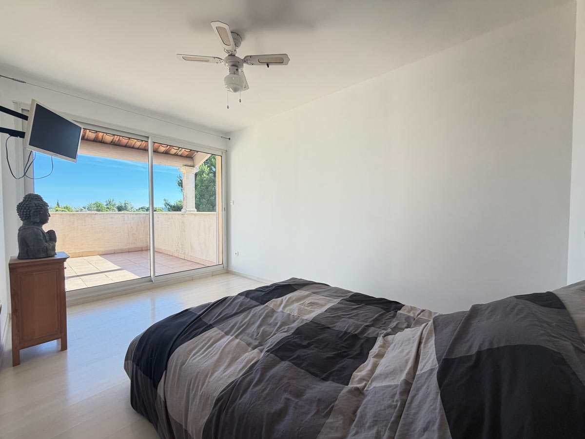 Chambre principale — accès terrasse