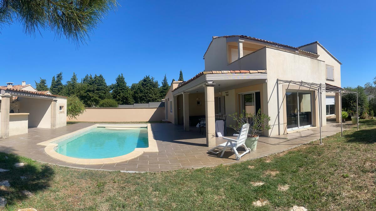 Villa L'Isle-sur-la-Sorgue — piscine et terrasse